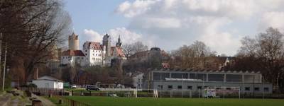 Großfeld mit Sanitärtrakt im Hintergrund - Kopie.JPG